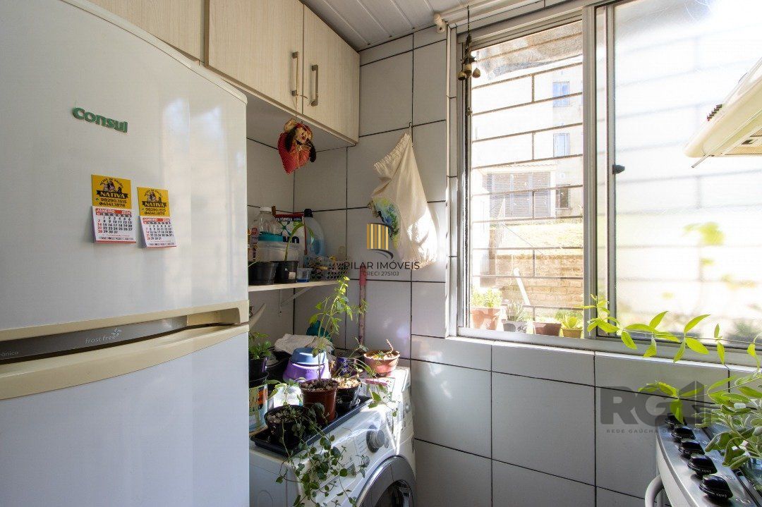Apartamento semimobiliado com 2 dormitórios, banheiro social e 1vaga rotativa