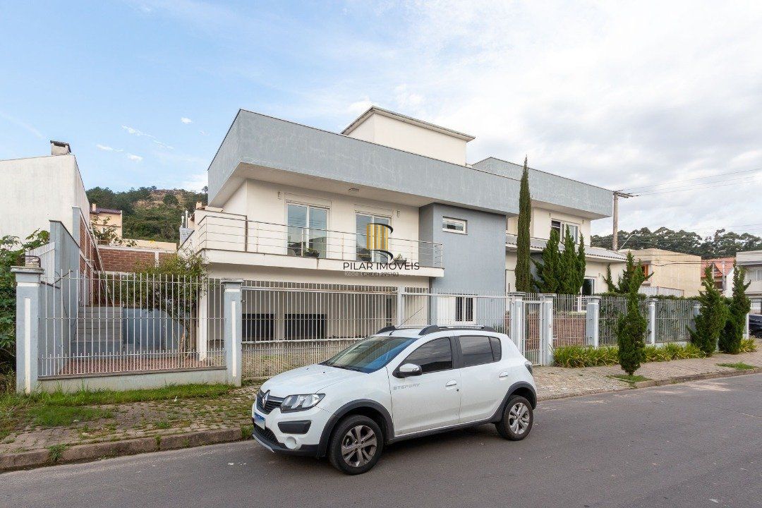 Casa para Venda - 377m², 4 dormitórios, sendo 3 suites, 3 vagas - Guarujá