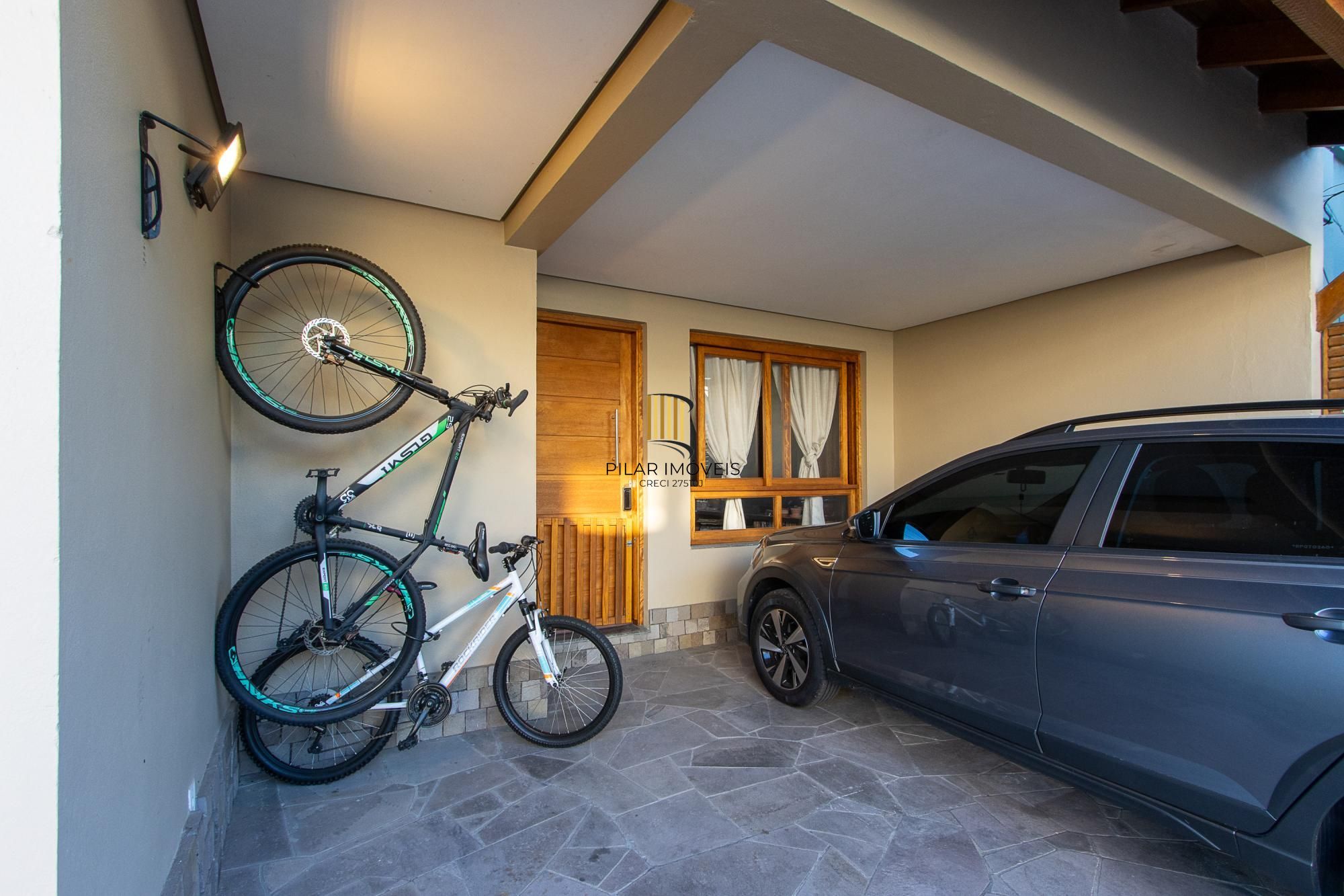 Casa de condomínio, 3 quartos, 1 suíte, piscina e 2 vagas de garagem;