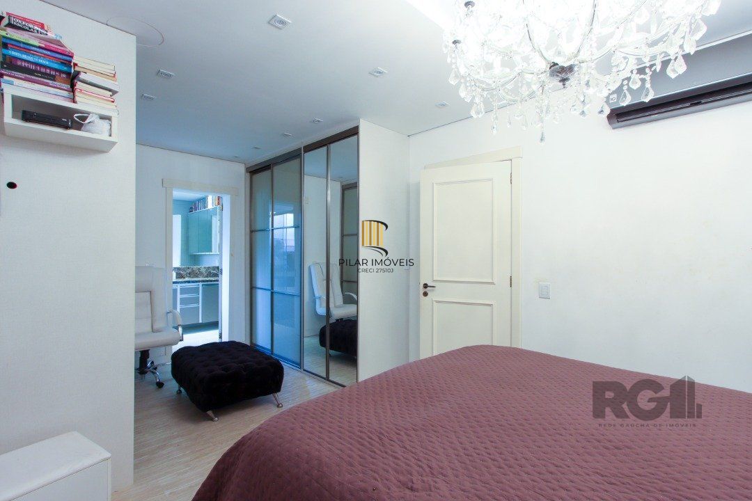 Casa com 327m² de área privativa, oferecendo 3 dormitórios, sendo 3 suítes