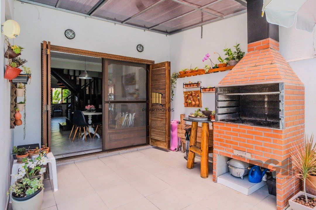 Casa 3 dormitórios no bairro Hípica