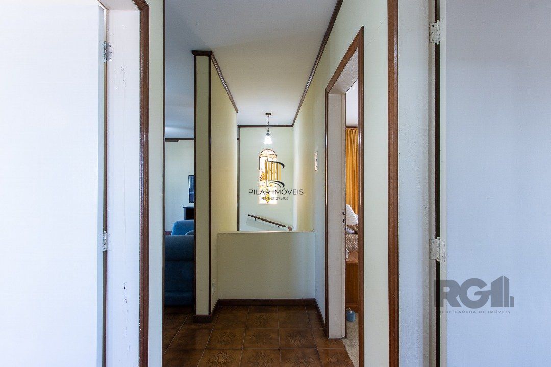 Casa com 4 quartos, suíte, churrasqueira, lareira, garagem coberta e lindo jardim.