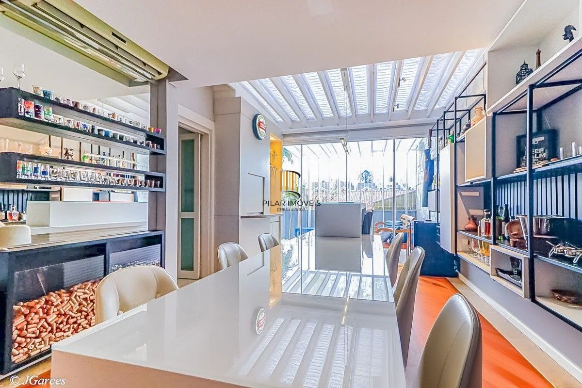Casa em Condomínio à venda com 286m², 3 dormitórios, 1 suíte, 3 vagas, no bairro Jardim Isabel em Porto Alegre
