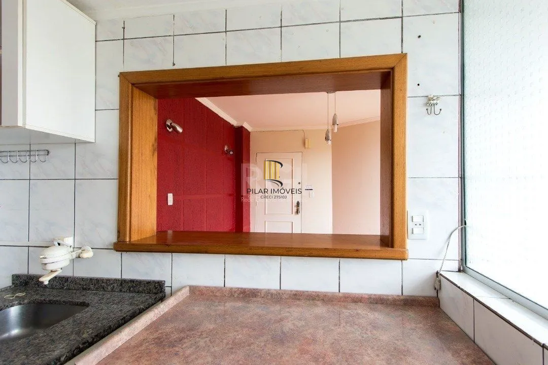 Apartamento de 2 dormitórios e 1 vaga de garagem no bairro Cristal.