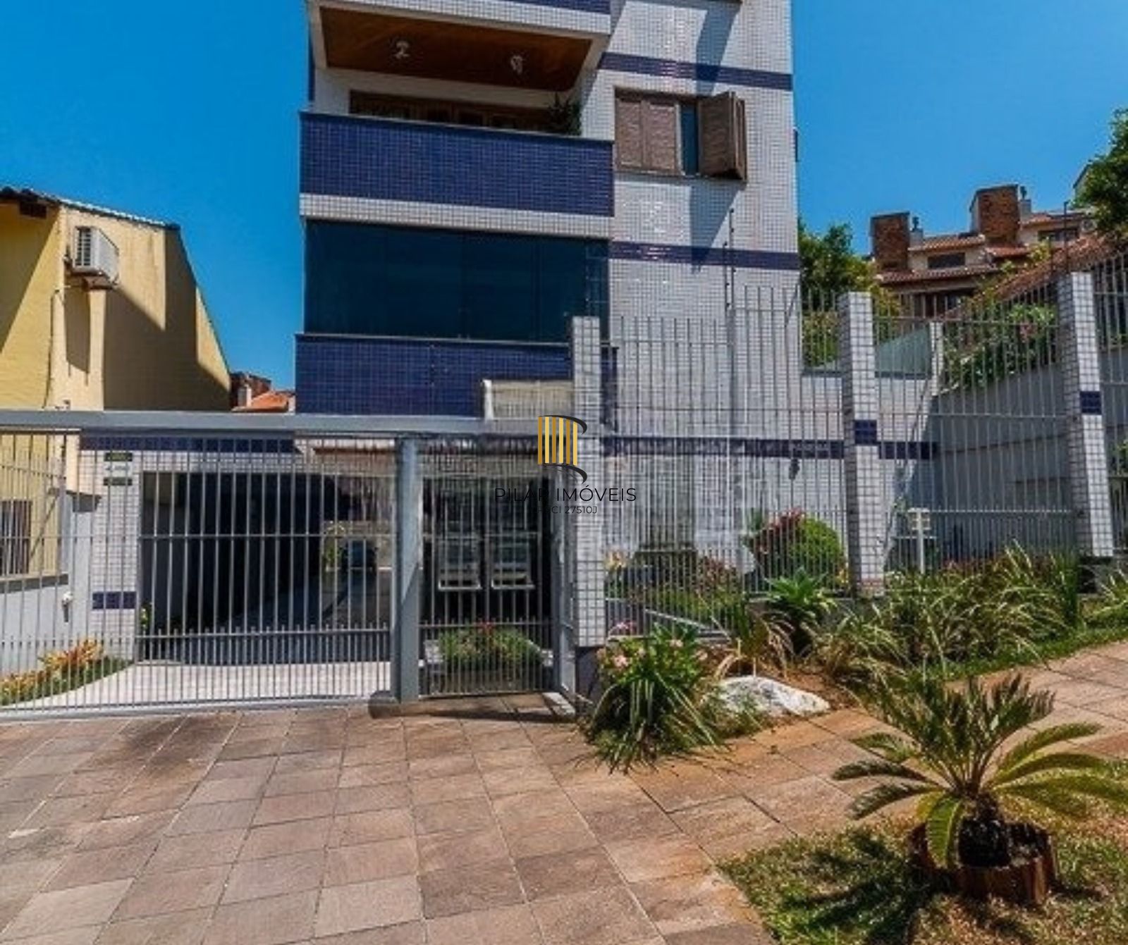 Apartamento de 2 dormitórios, 1 suíte, closet e 2 vagas de garagem .