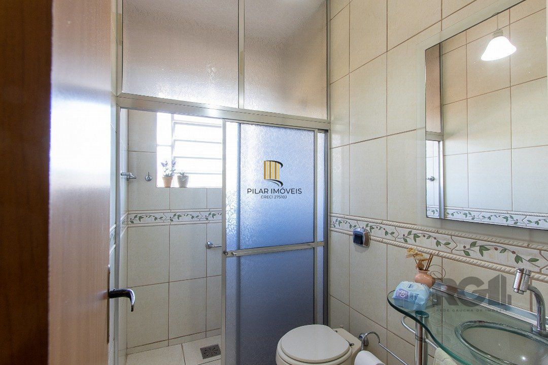 Casa com 4 quartos, suíte, churrasqueira, lareira, garagem coberta e lindo jardim.