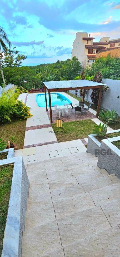 Casa para Venda - 350m², 5 dormitórios, sendo 1 suite, 6vagas - Cristal