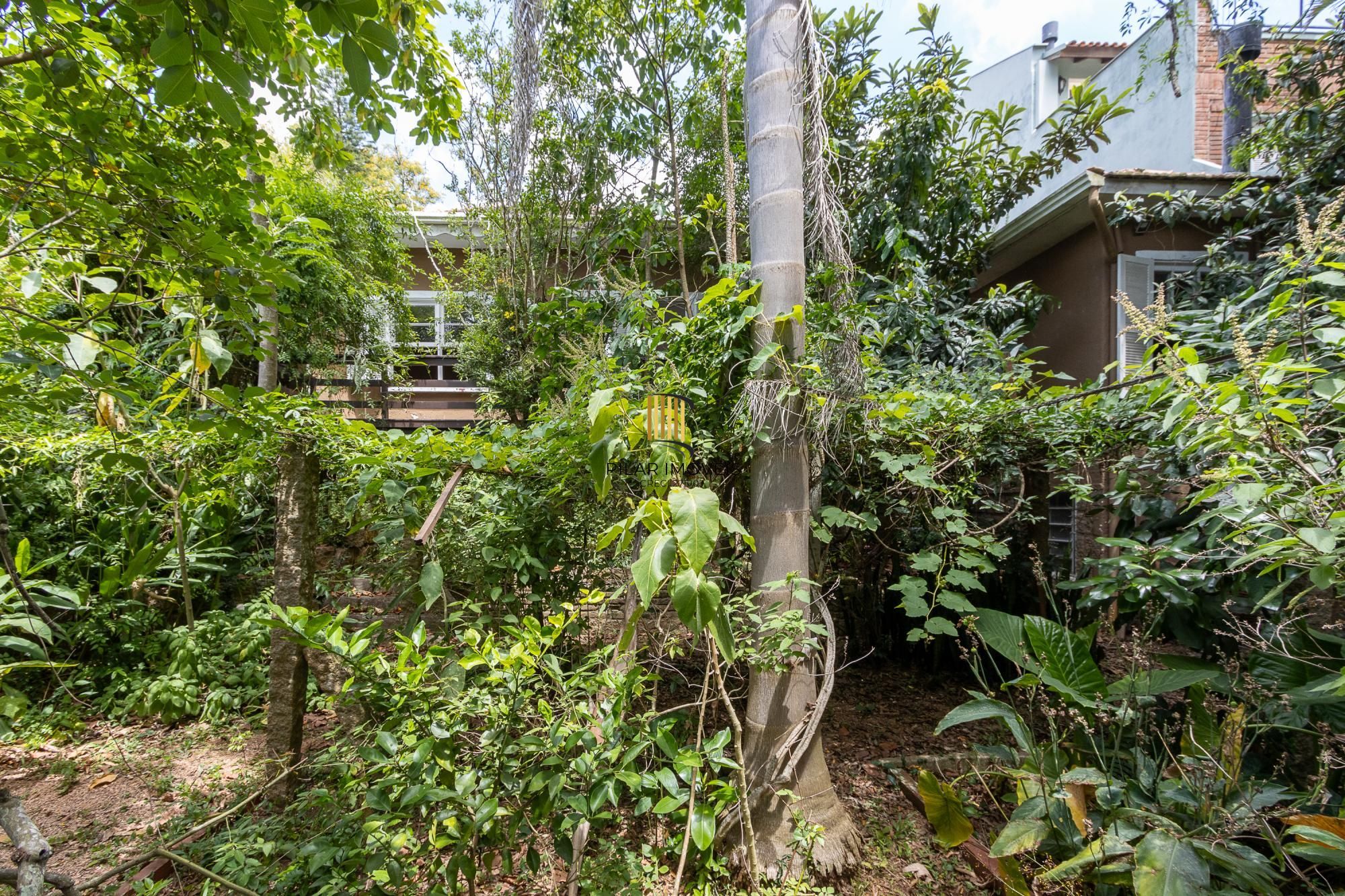 Bela casa térrea, 2 dormitórios e 1 suite - Parte alta do Bairro Espirito Santos