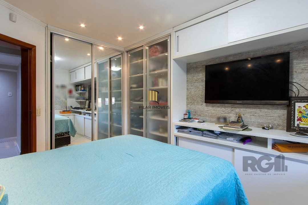 Casa 6 dormitórios no bairro Cristal