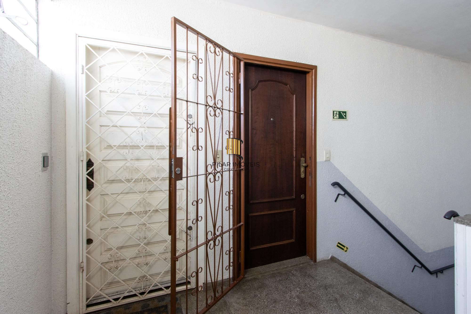 Apartamento de 3 quartos reformado, 1 banheiro - Bairro Camaquã.