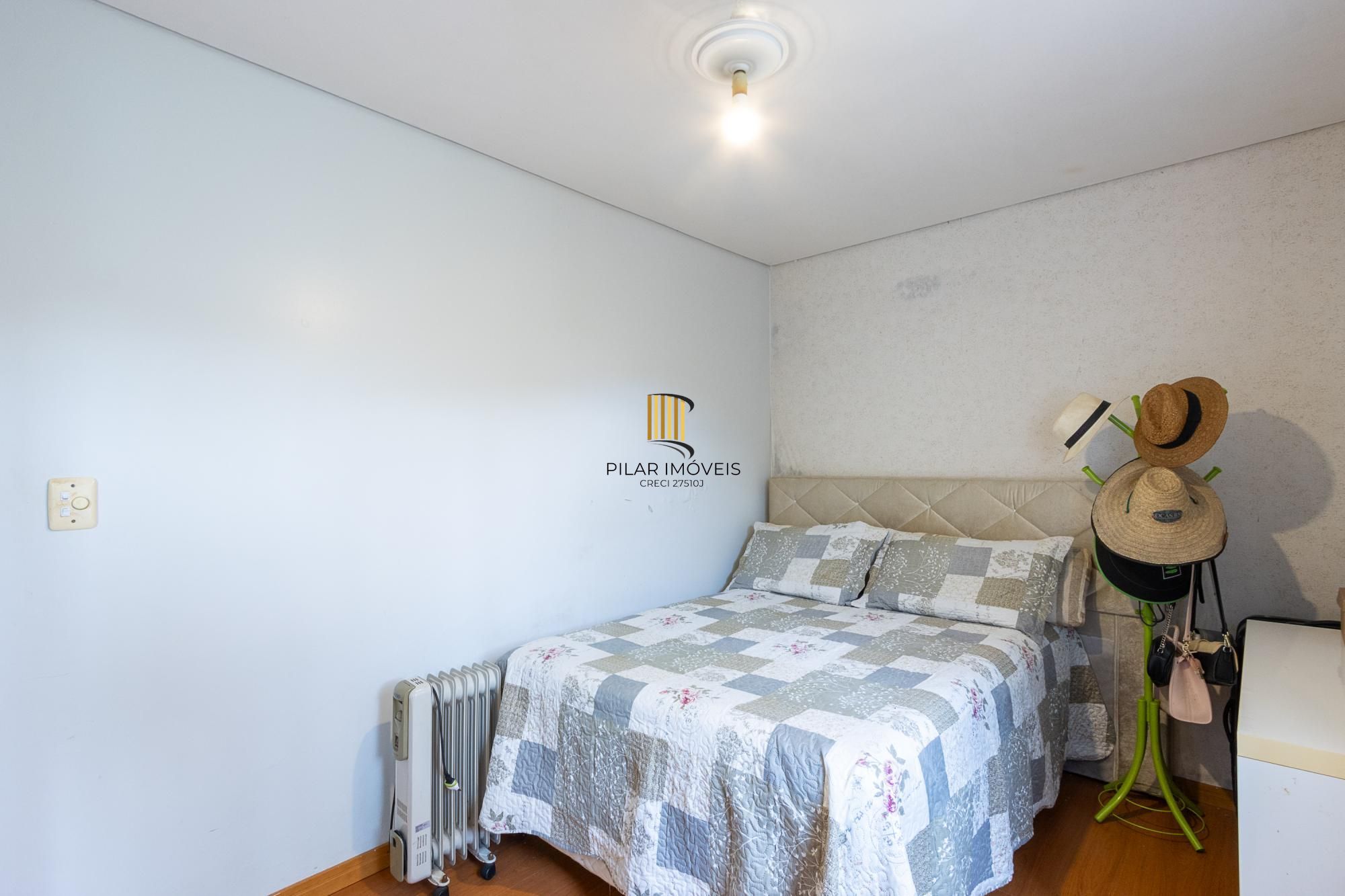 Casa térrea, 2 dormitórios, 1 suíte e 2 vagas no bairro Aberta dos Morros.