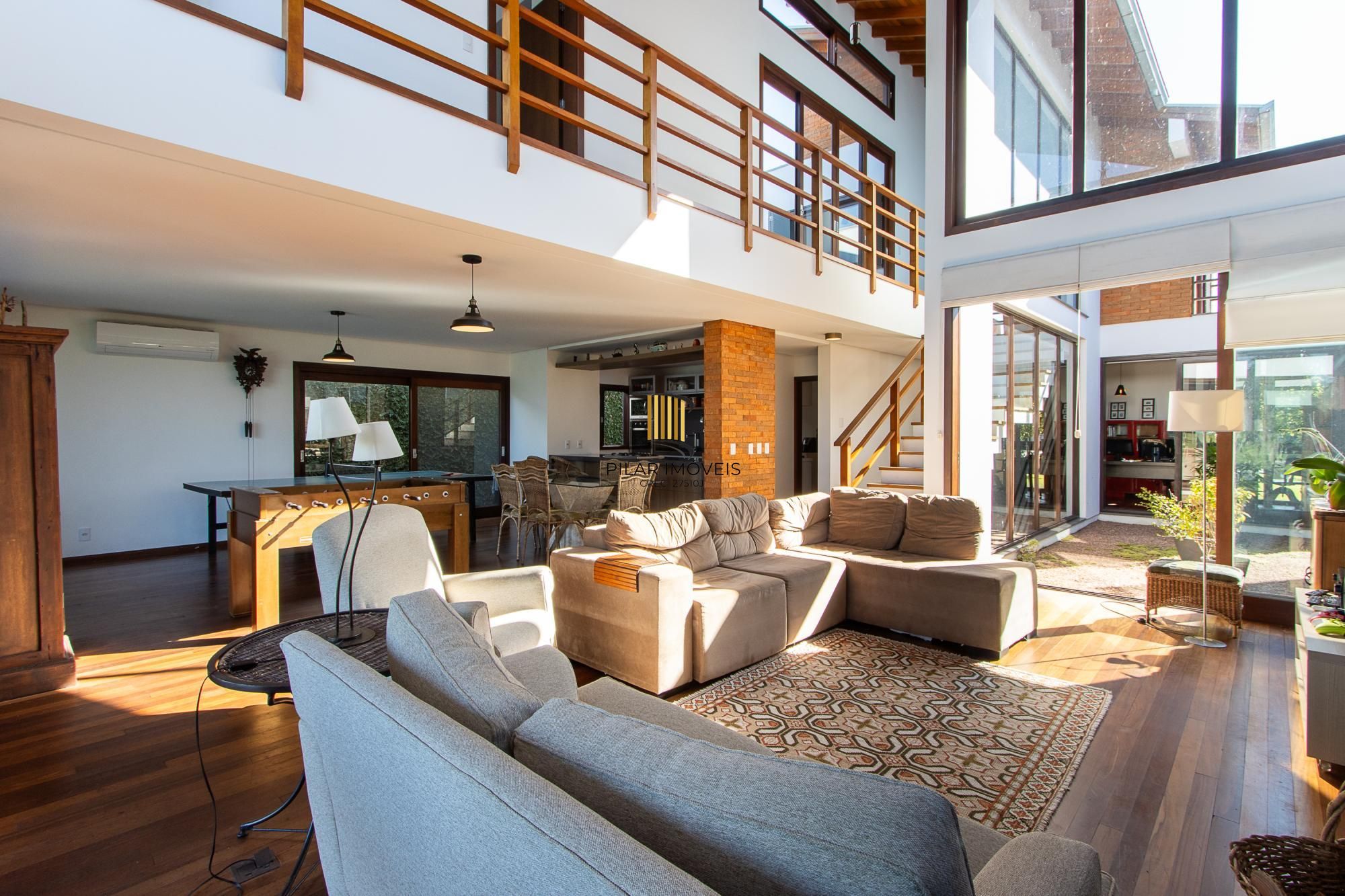 Casa no Condominio Terra Ville.  3 suites, com fundo para o lago.