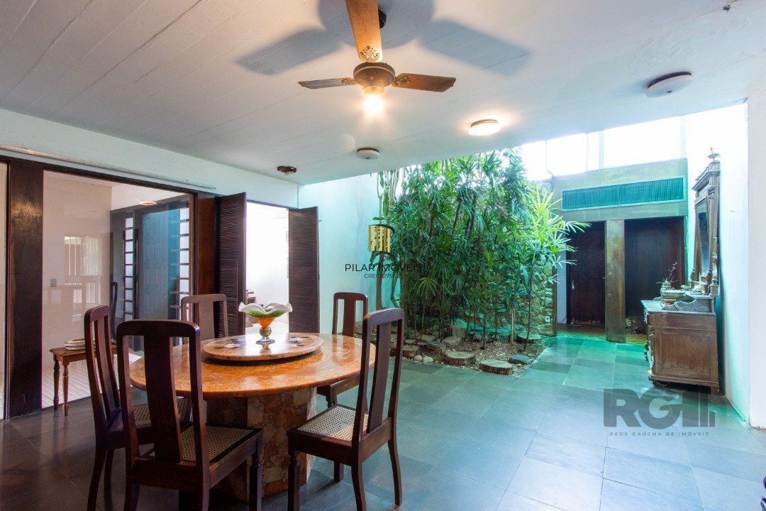 Casa com 724 m² privativos, 4 dormitórios sendo 4 suítes, 6 vagas sendo 3 cobertas