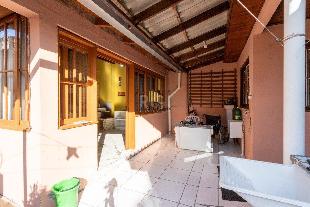 Casa para Venda - 240m², 6 dormitórios, sendo 3 suites, 2 vagas - Glória