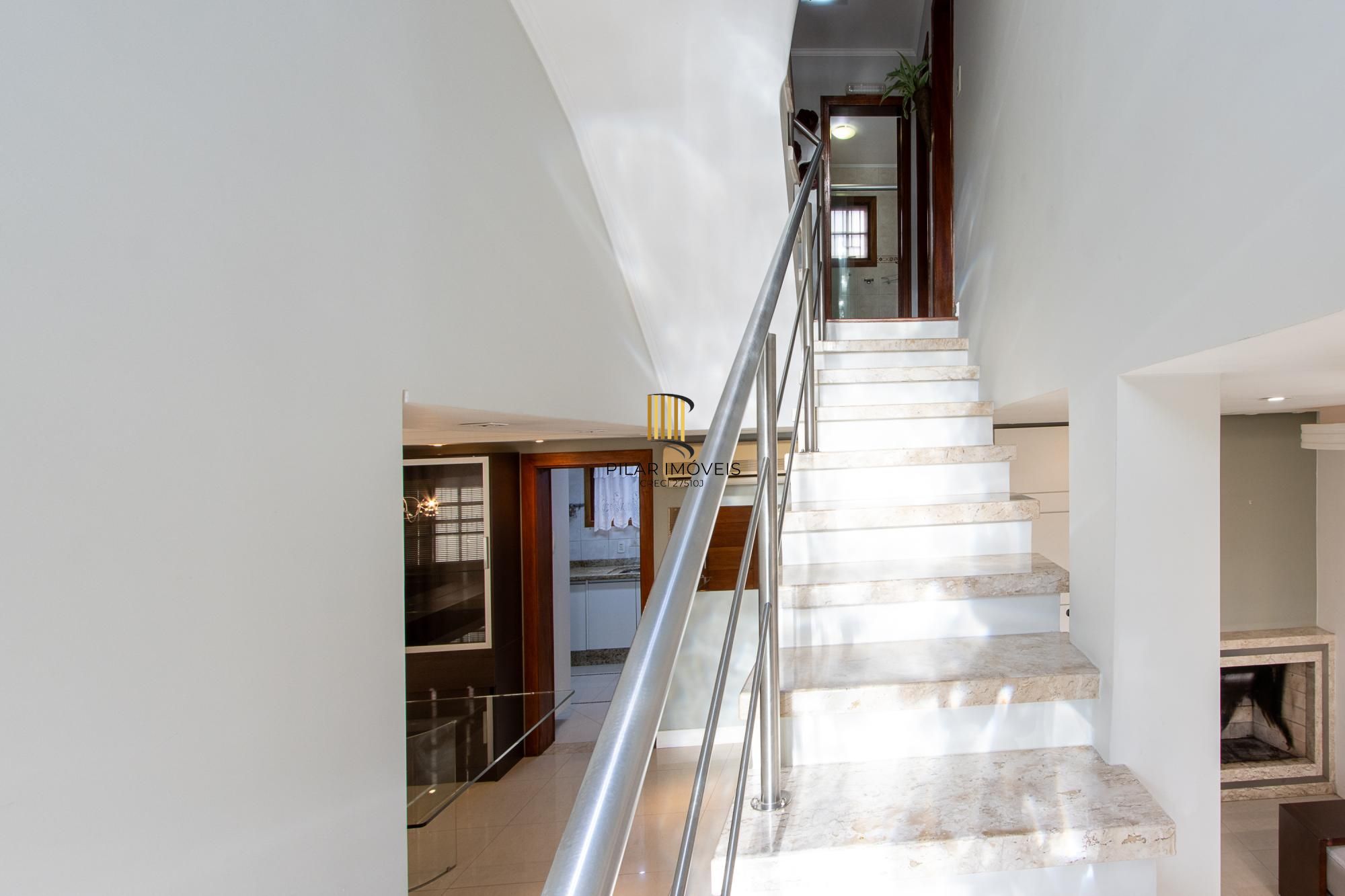 Excelente casa de 3 dormitórios, 1 suíte, pátio, piscina e vaga para 2 carros cobertas.