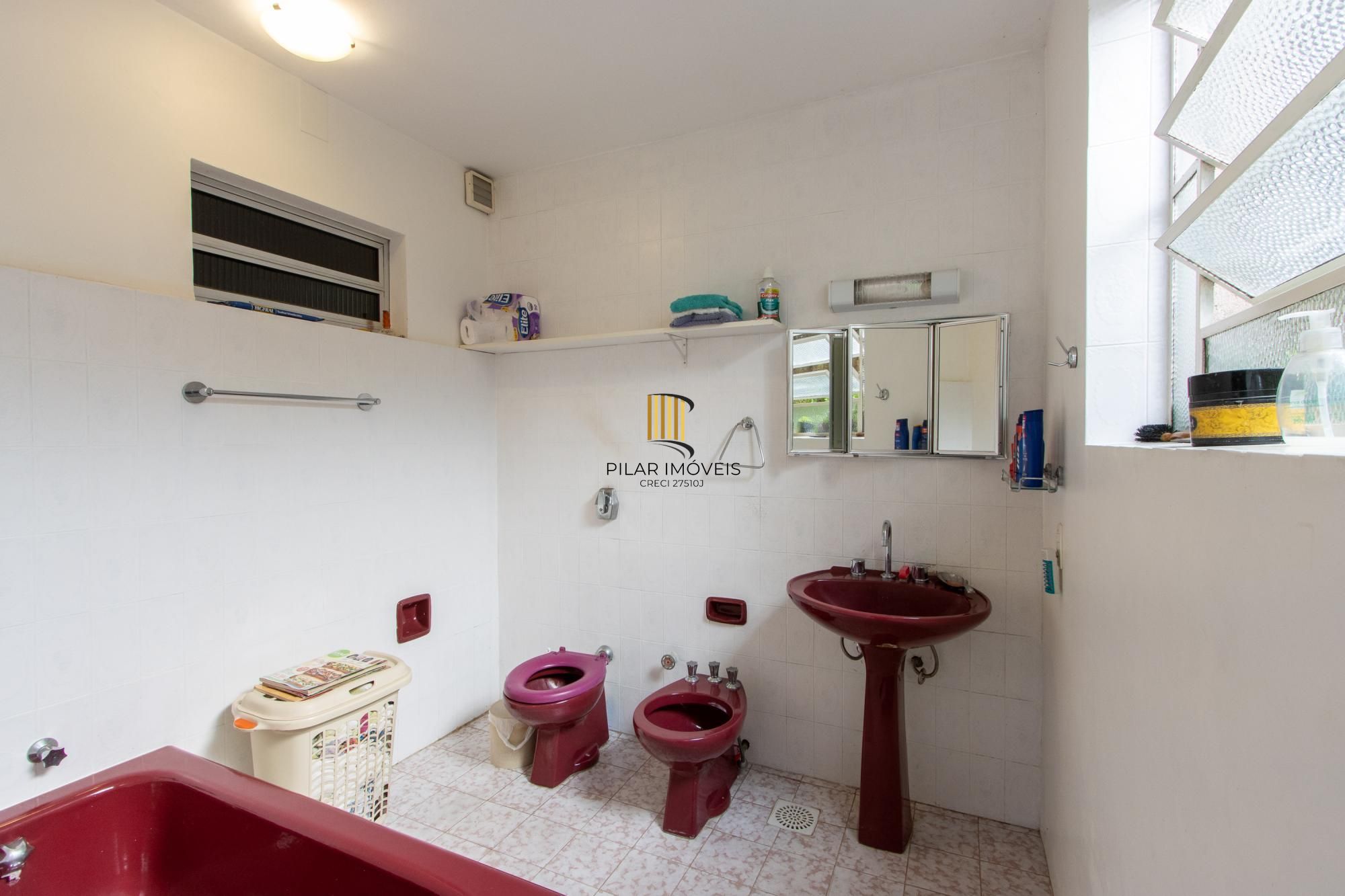 Casa de Alvenaria, possui 3 dormitórios, uma suíte, hall de entrada, lavabo,  living com lareira, cozinha ampla com armários, área gourmet com churrasqueira, corredor, pátio e 4 vagas de garagem, uma construção em anexo que possui hall de entrada, lavabo, living, cozinha, escritório, banheiro social