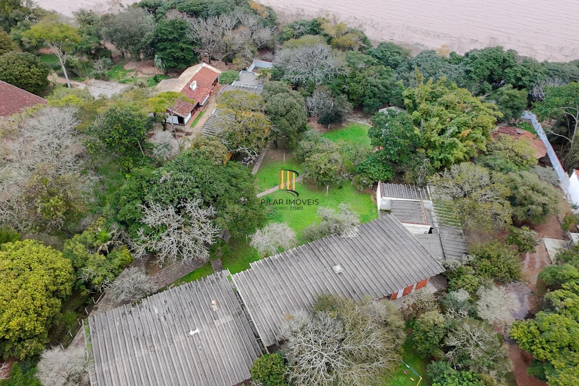 Terreno com edificações para múltiplos negócios lucrativos.