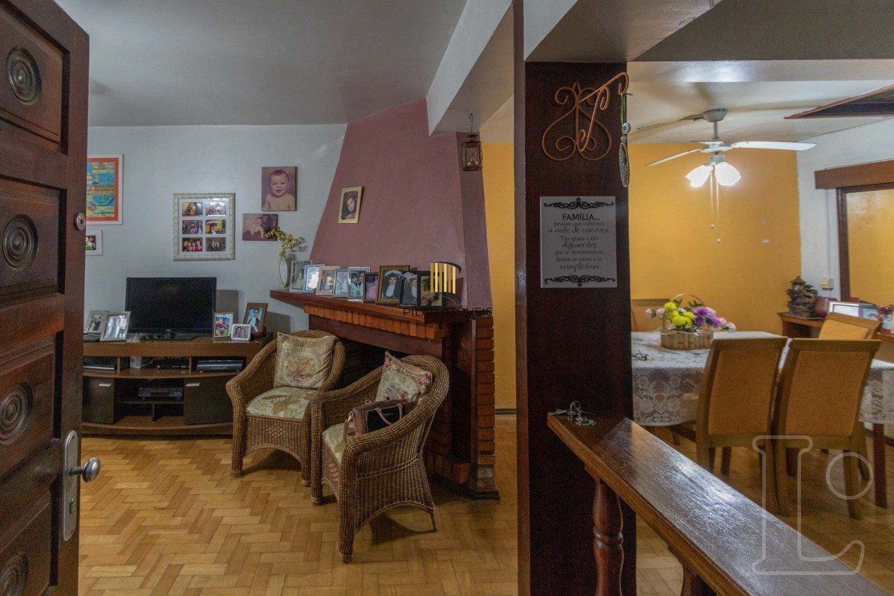 Sobrado para Venda - 241m², 4 dormitórios, sendo 1 suites, 1 vaga - Camaquã
