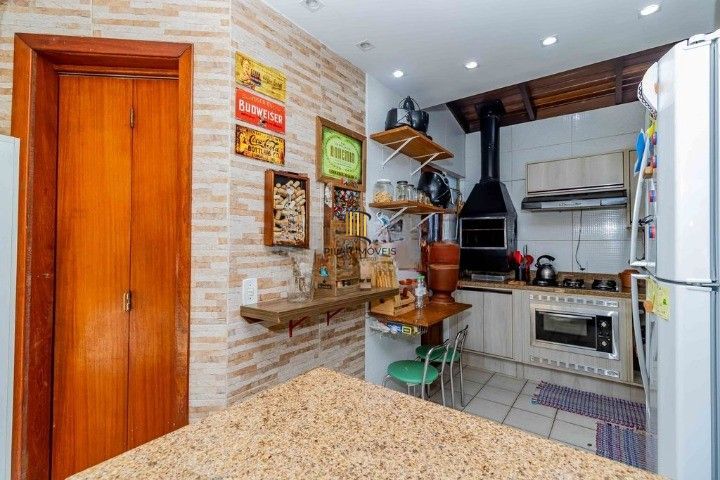 Casa de 3 dormitórios, em condomínio fechado na zona sul de Porto Alegre,  com lareira, churrasqueira e vaga de garagem.