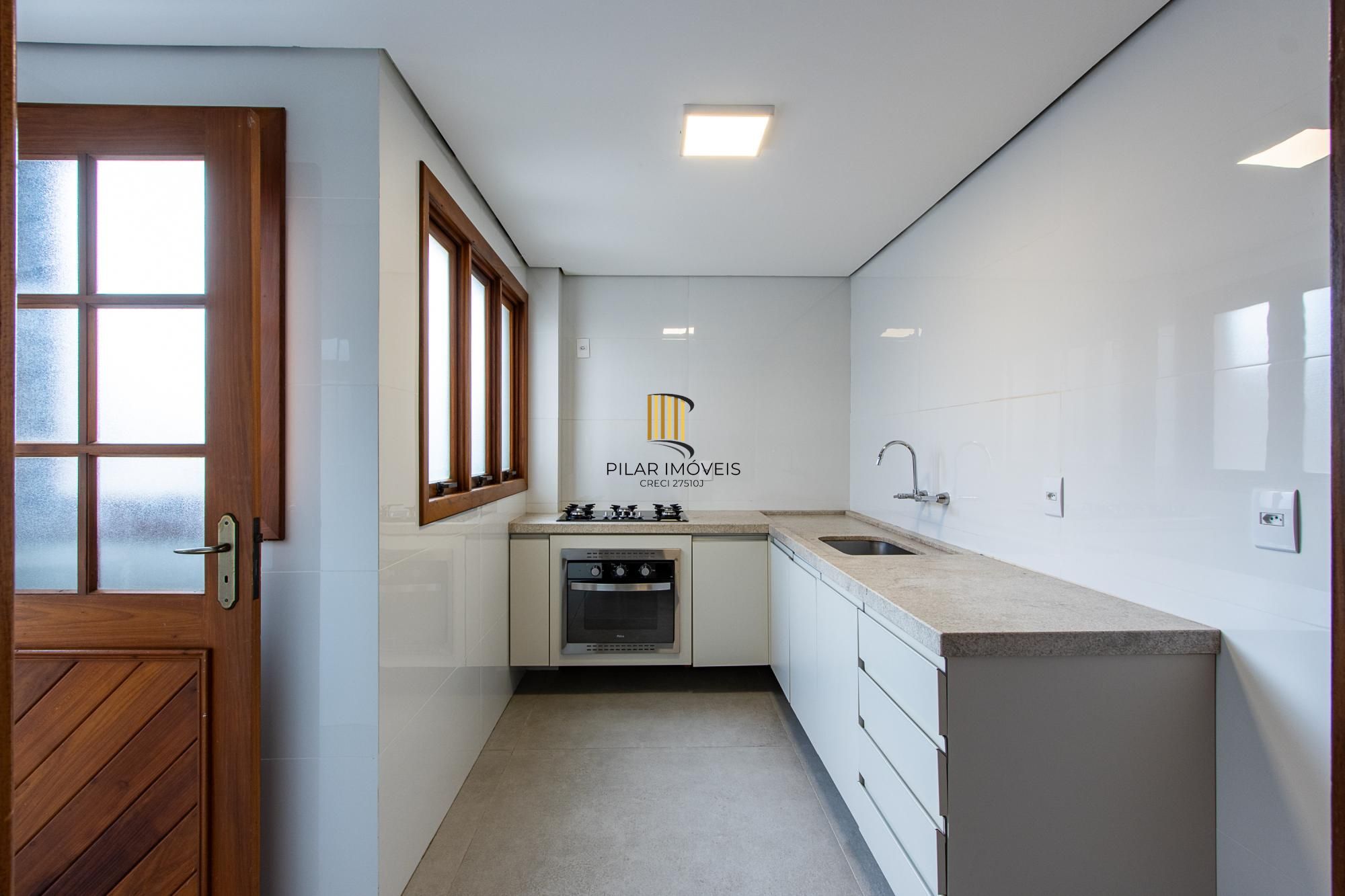 Apartamento com 114.02m², 3 dorm, Petrópolis com lareira e churrasqueira