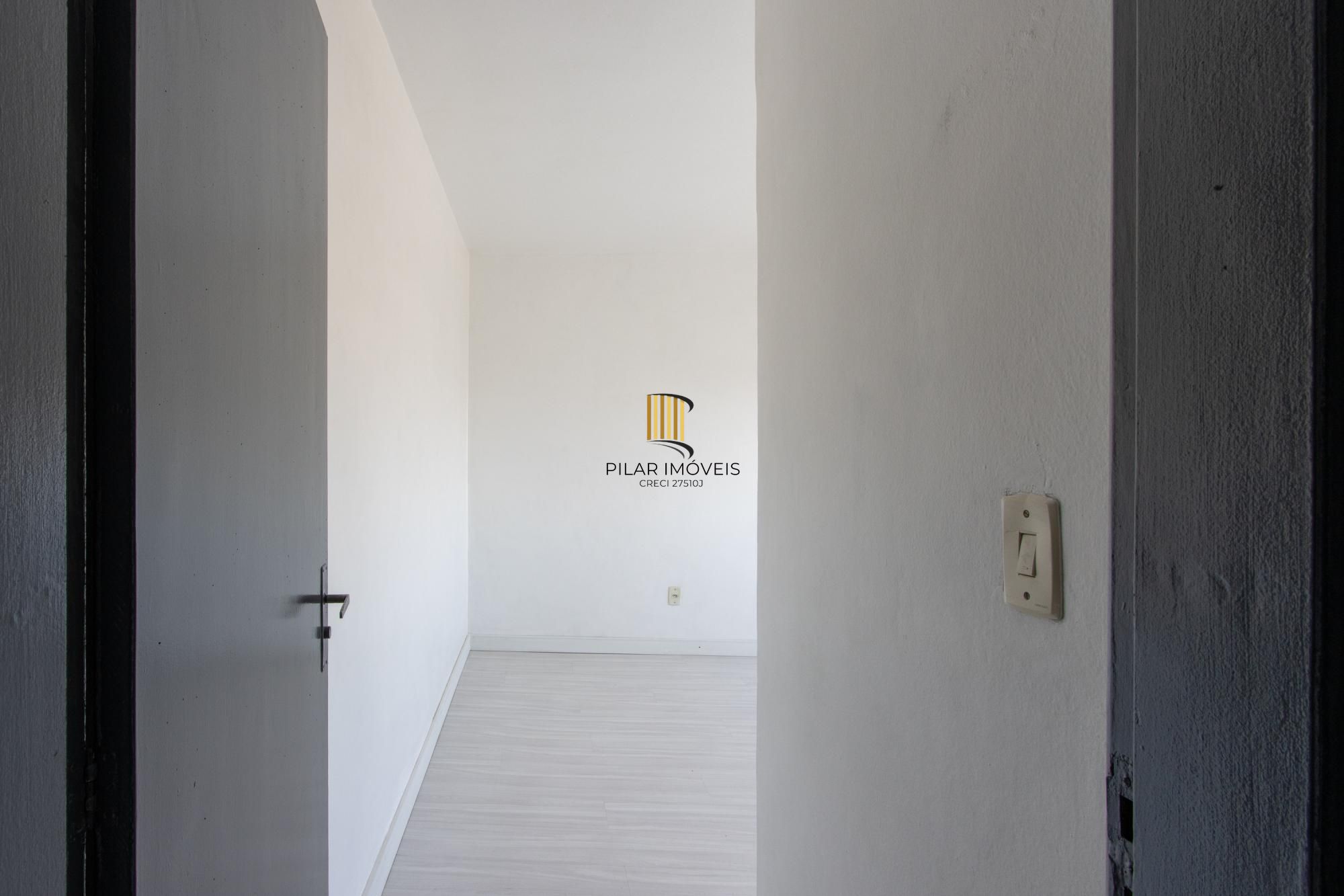 Apartamento semimobiliado à venda no bairro Cristal, 2 dormitórios, 2 banheiros, 1 vaga coberta e vista livre para o Guaíba