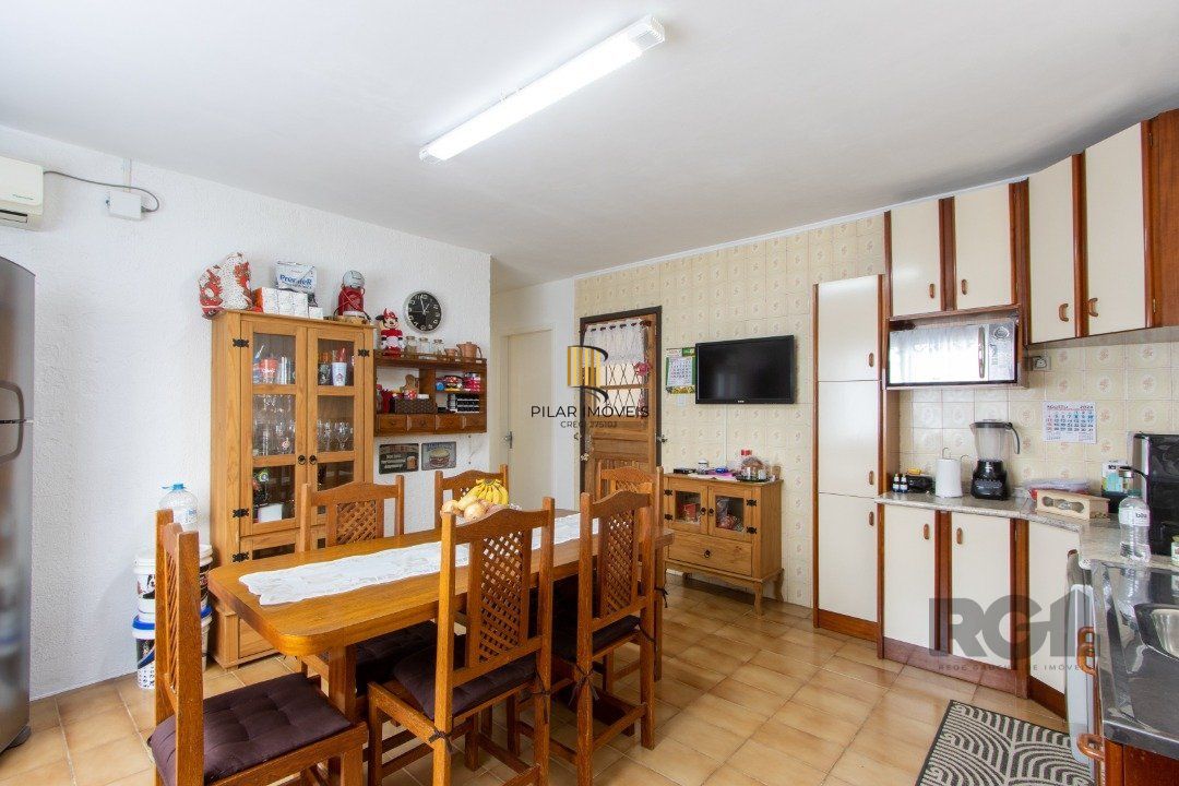 Casa 7 dormitórios no bairro Camaquã
