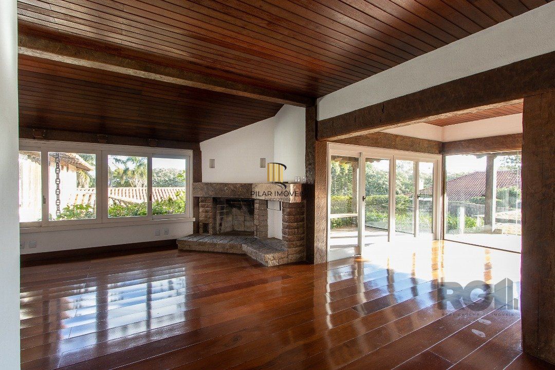 Casa Condomínio a Venda - 880m², 5 dormitórios, sendo 2 suítes, a master com lareira, 4 vagas - Cavalhada