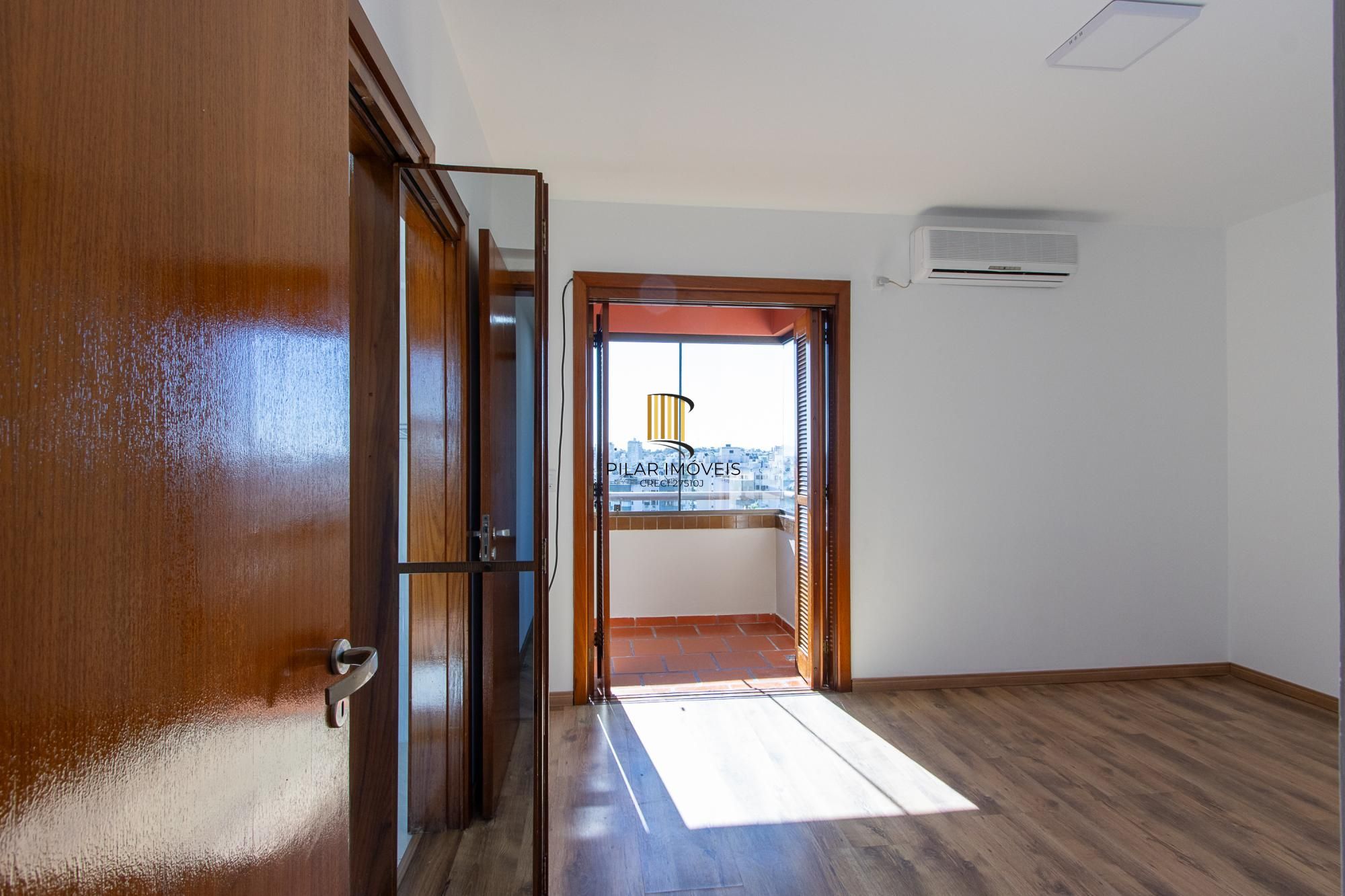 Apartamento de 2 dormitórios, 1 suíte e 2 vagas de garagem no bairro Tristeza.
