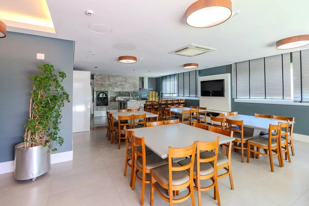 Apartamento com 3 dormitórios, 2 vagas e 231.61m² - Bairro Menino Deus