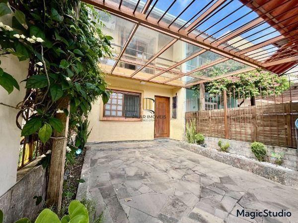 A casa possui 78m² de área construída, com um adicional de 20m²