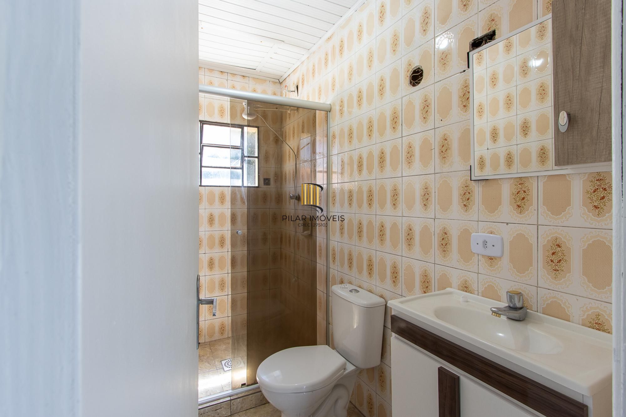 Casa de alvenaria, com 3 quartos, 1 suíte e 3 vagas de garagem.