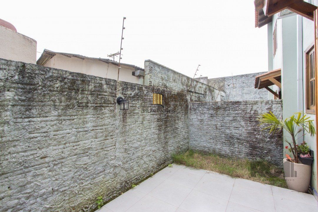 Casa de Condomínio 3 dormitórios no bairro Camaquã