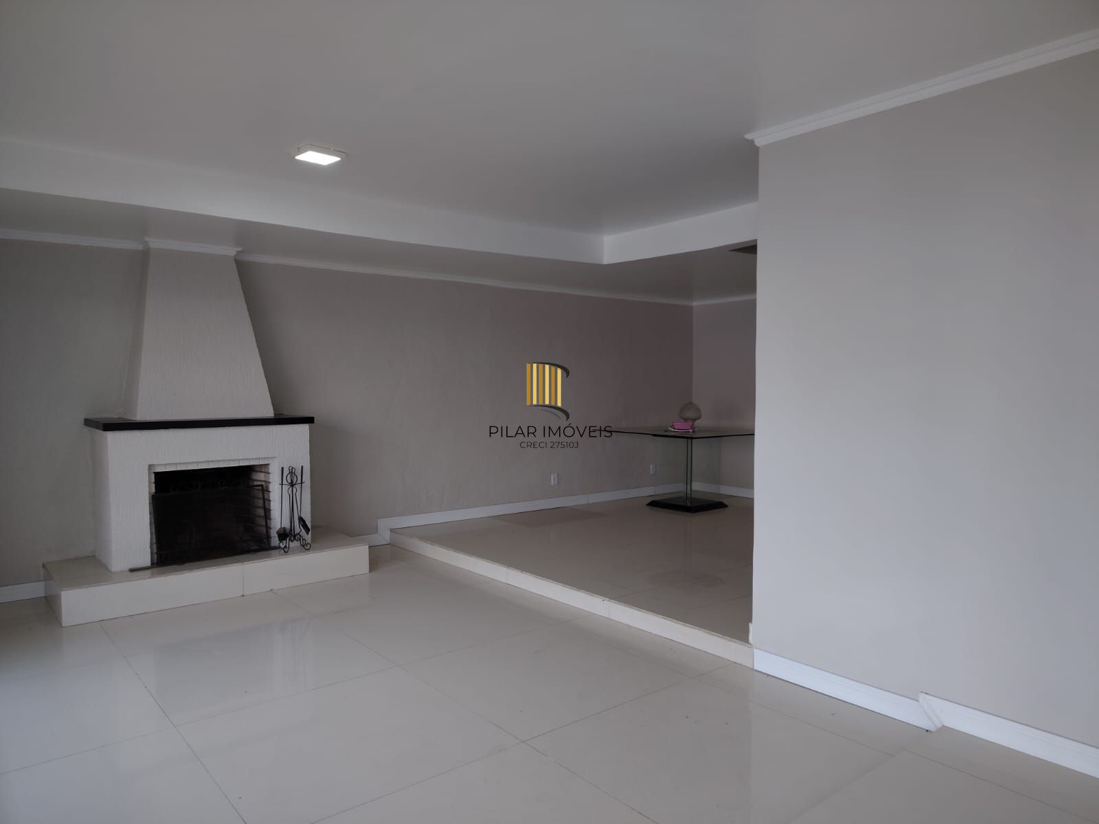 Casa de alvenaria, com 3 quartos, 1 suíte e 3 vagas de garagem.