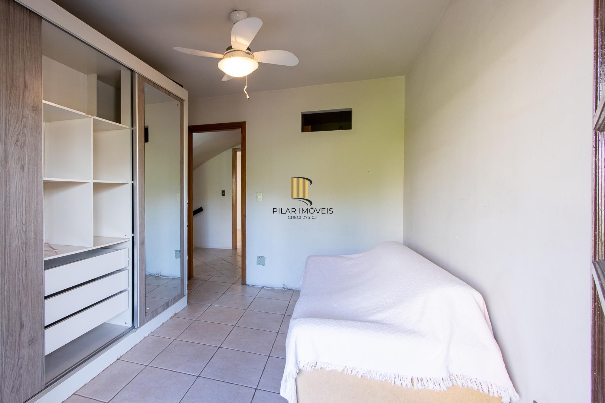 Casa de condomínio, 3 dormitórios, 1 suíte, 1 vaga coberta, no bairro Cristal.