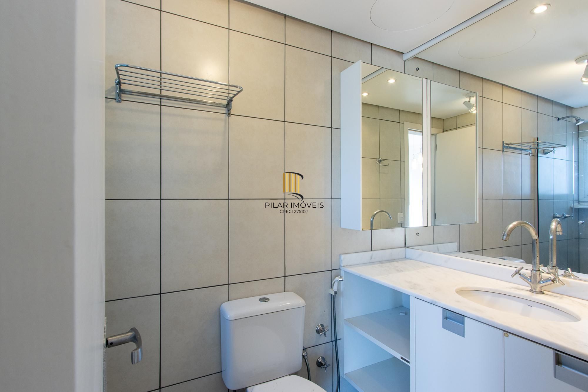 Cobertura de 3 dormitórios, 1 suíte e duas vagas de garagem no bairro Cristal.