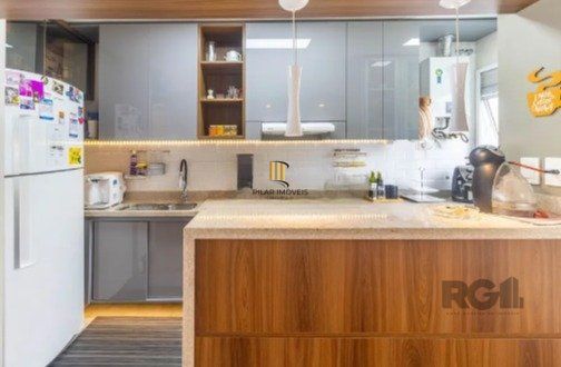Casa impecável e mobiliada, com 3 niveis, possui 3 dormitórios sendo 1 suíte, 4 banheiros