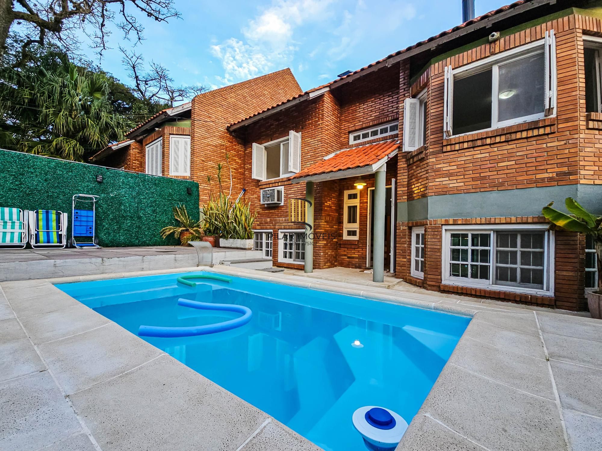 Casa na Vila Conceição, 3 dormitórios, 1 suíte, churrasqueira, lareira, 4 vagas, piscina aquecida e vista perene para o Rio.