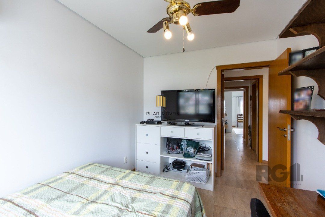 Apartamento possui 3 dormitórios, sendo 1 suíte, semi-mobiliado, com 107,27m² de área privativa, living para 2 ambientes, espaço gourmet com churrasqueira, cozinha com área de serviço; 2 vagas simples de garagem