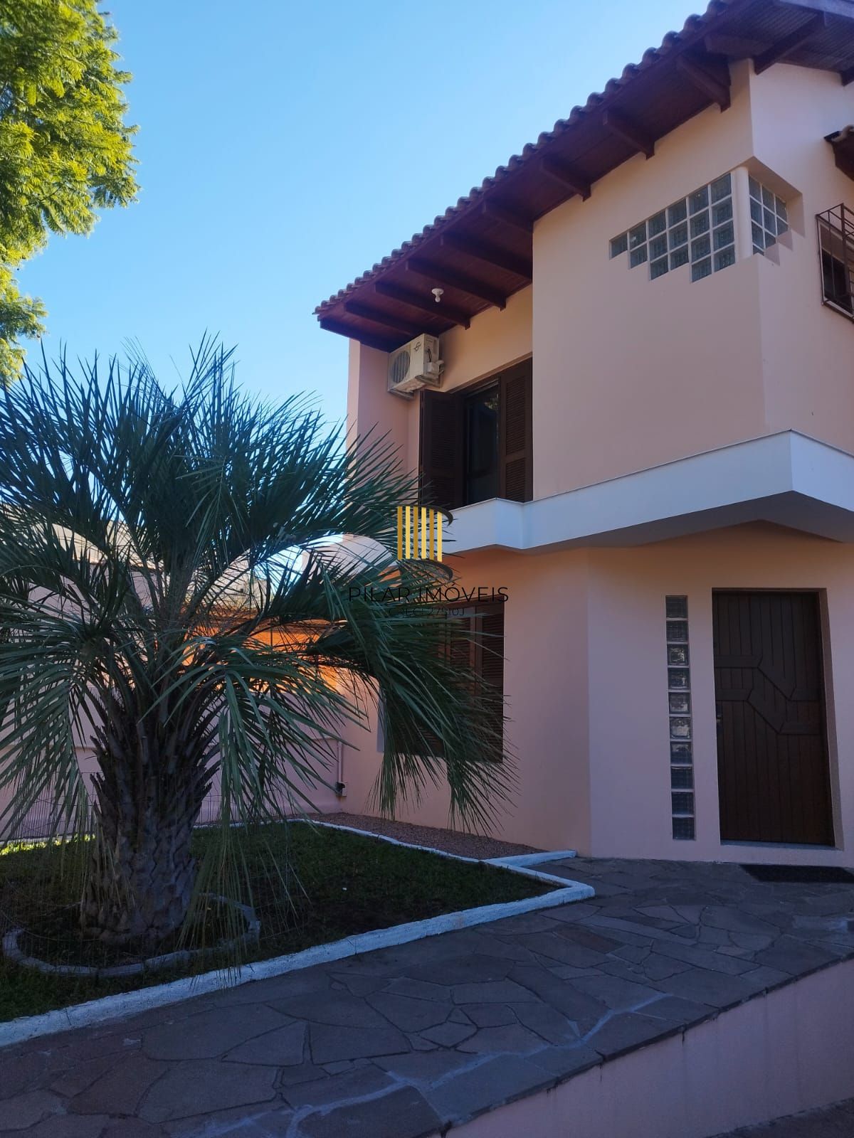 Casa de 4 dormitórios com 250 m² de área privativa
