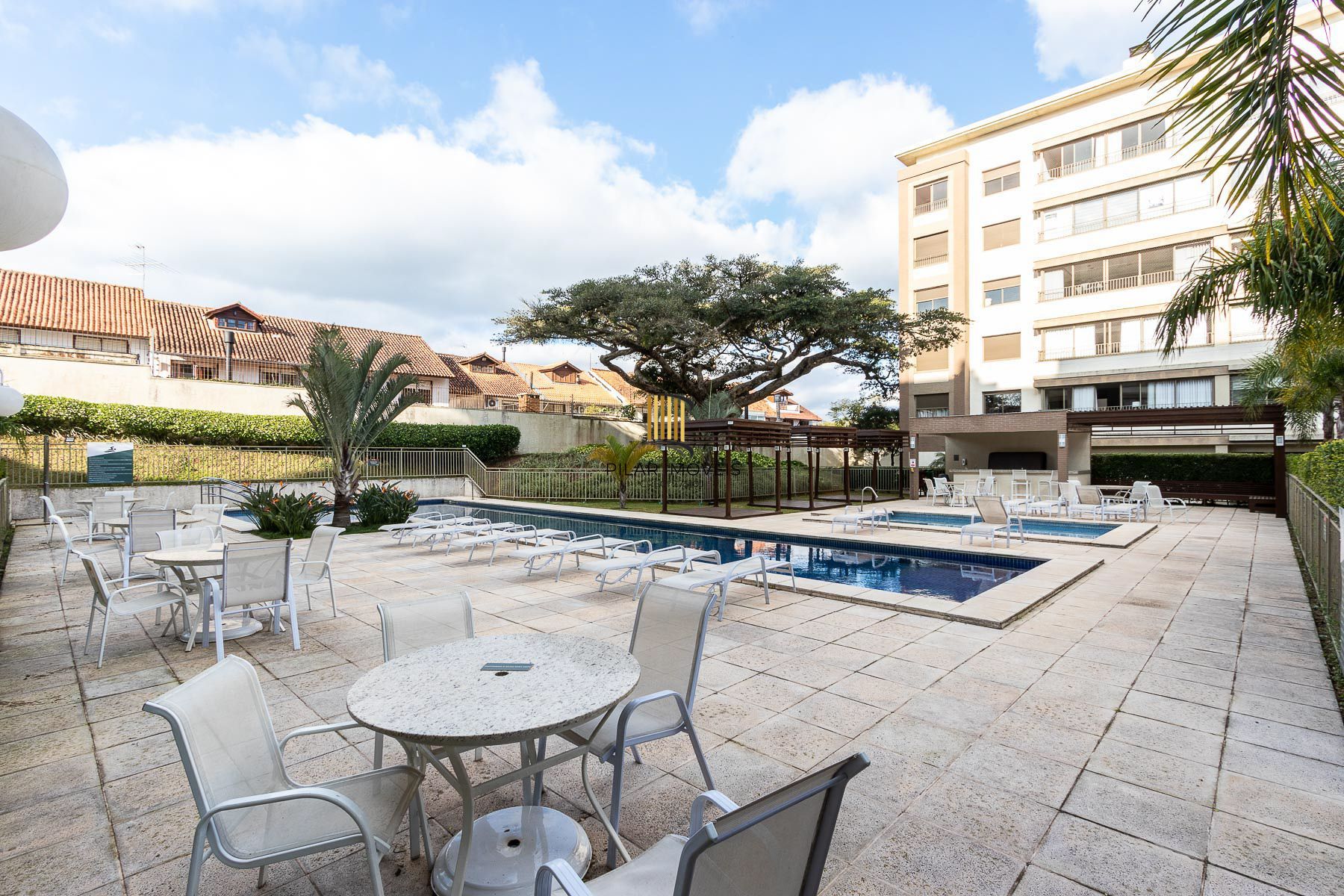 Apartamento totalmente reformado e impecável para locação - 3 quartos sendo uma suíte - Bairro Cavalhada