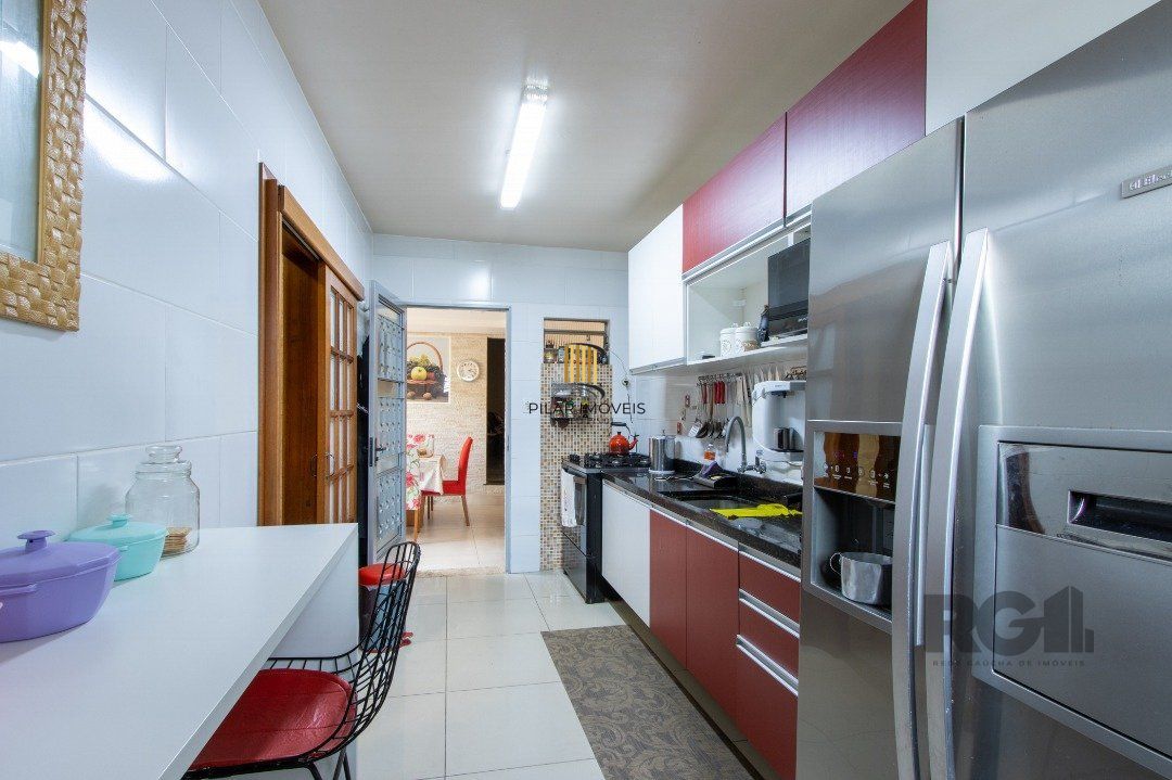 Sobrado, 3 quartos, 2 banheiros, pátio, 2 vagas, piscina - Bairro Vila Nova