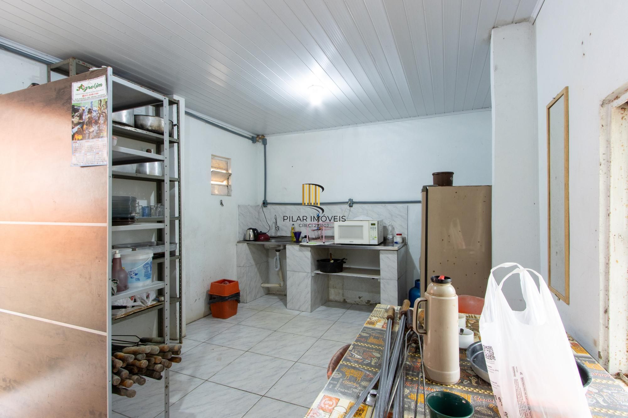 Terreno com edificações para múltiplos negócios lucrativos.