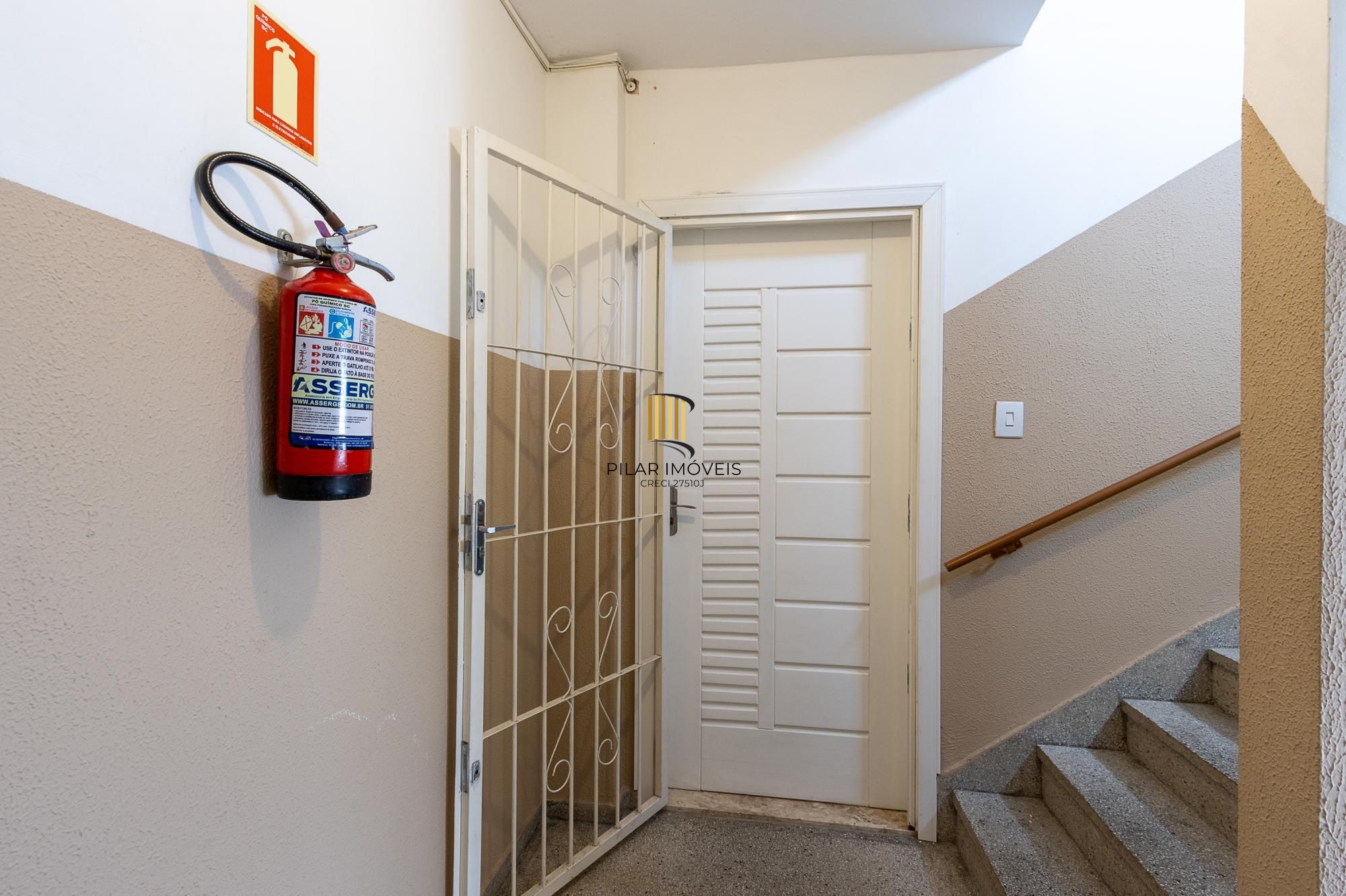 APARTAMENTO REFORMADO, 3 QUARTOS, 1 VAGA ROTATIVA - BAIRRO CAMAQUÃ