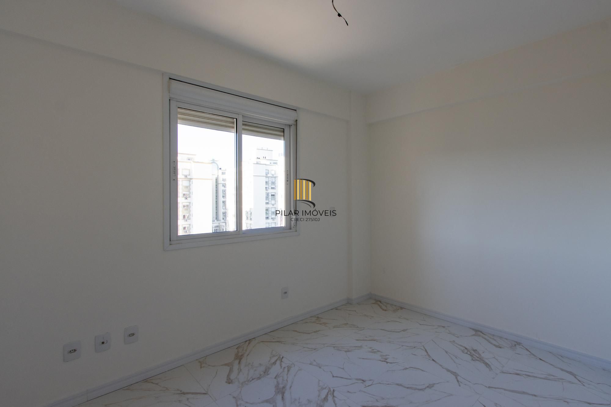 Apto com 3 dormitórios suíte e box coberto ( nunca habitado e reformado )