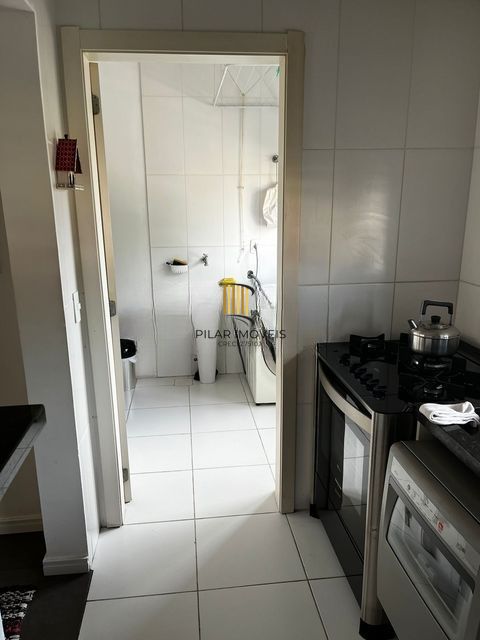 Sobrado  com 3 quartos, 1 suíte, lareira, churrasqueira, 3 vagas cobertas na zona sul.