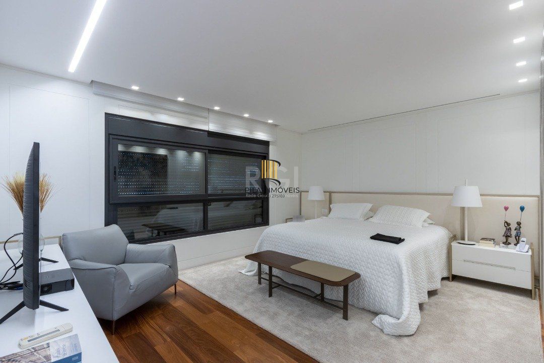 Apartamento mobiliado, com cerca de 256,42m² privativos e com 3 suítes,