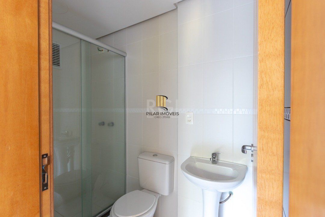 Apartamento de dois dormitórios, uma suíte, living, cozinha com churrasqueira, área de serviço, banheiro social e uma vaga de garagem.