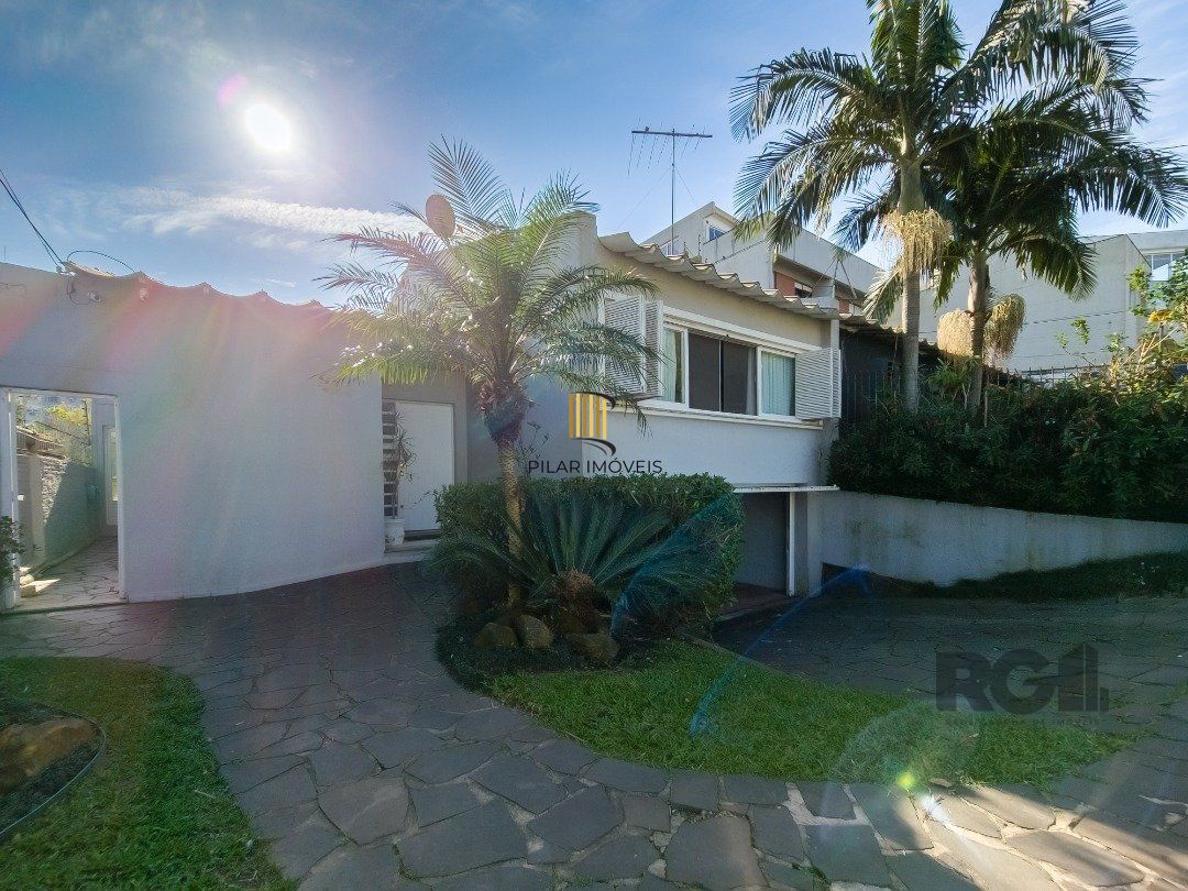 CASA TÉRREA REFORMADA, 3 QUARTOS, SUITE, PÁTIO - BAIRRO CRISTAL