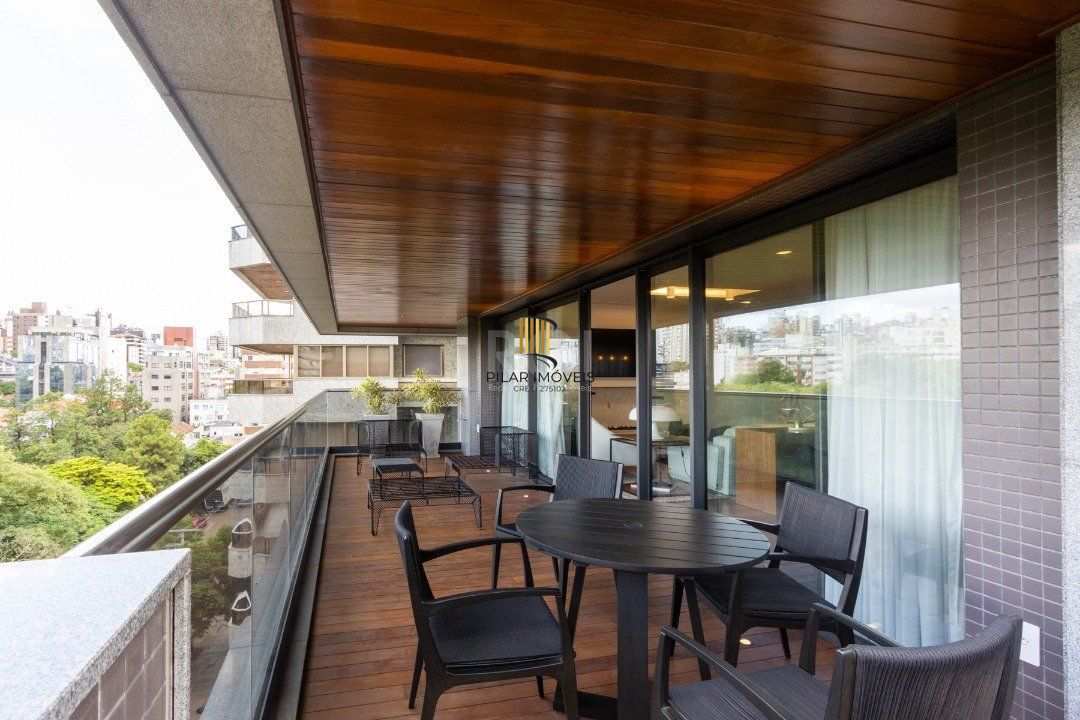 Apartamento mobiliado, com cerca de 256,42m² privativos e com 3 suítes,