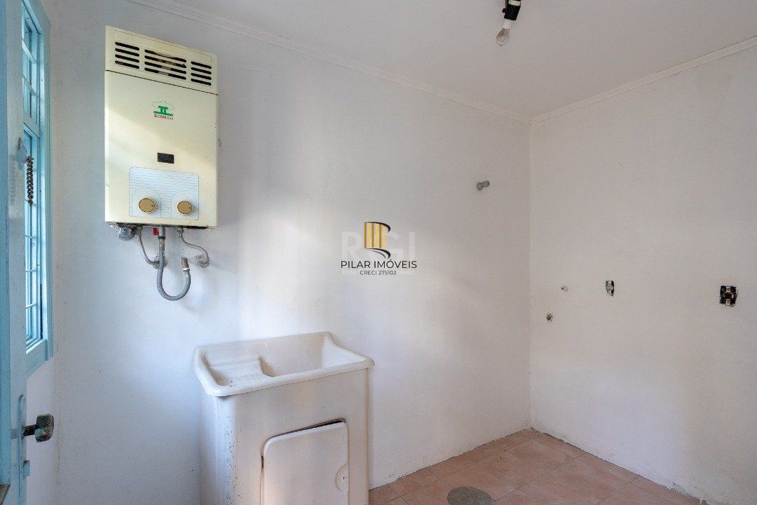 Casa com piscina em localização nobre no bairro Tristeza com vista para Rio Guaíba.